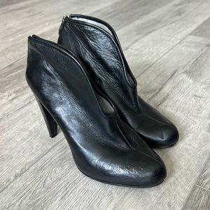 Beautiful Black and Gold Vince Camuto Heels.